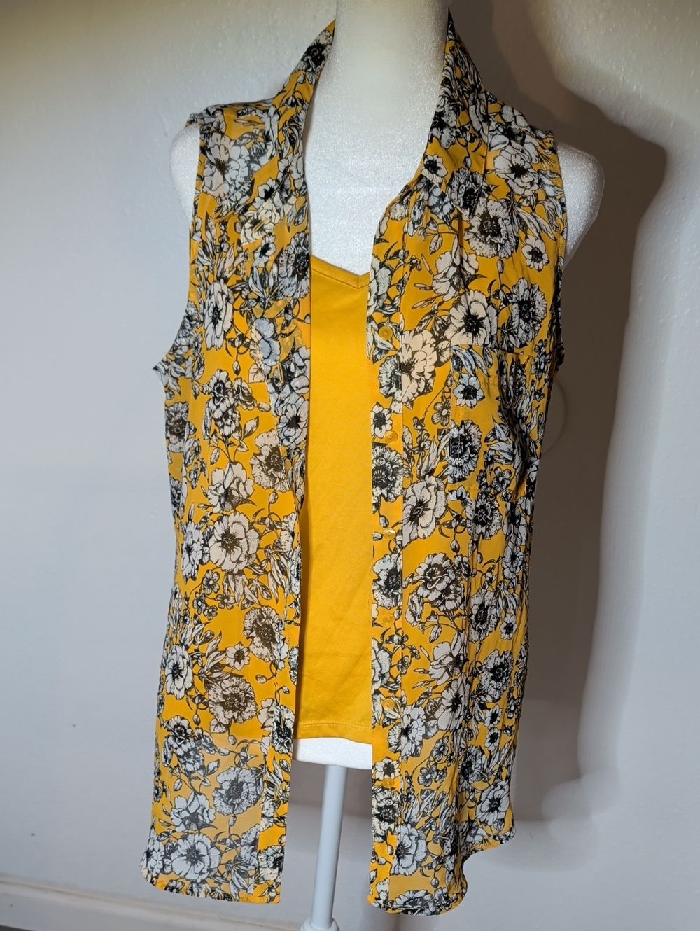 Liz Claiborne Yellow Floral Sleeveless Open-Front Tank